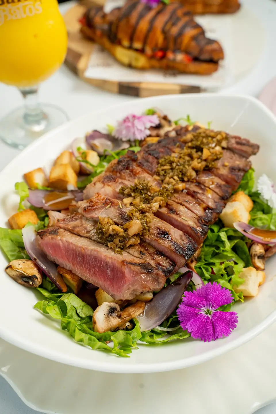 Salad with sliced sirloin