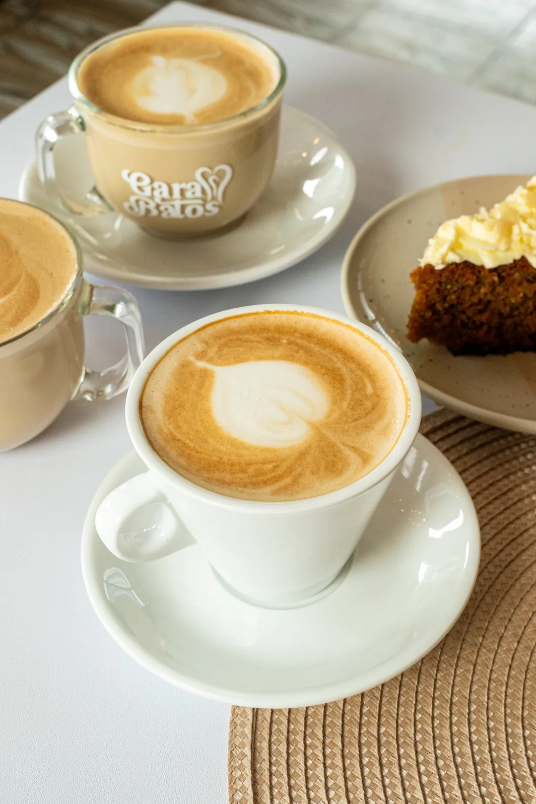 Two cappuccinos with latte art in Garabatos cups