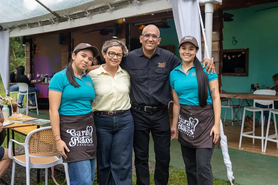 Garabatos team in front of the Naranjo location